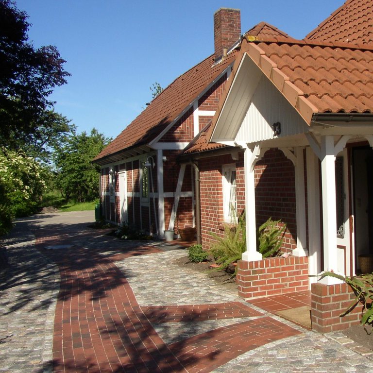 Einfahrt zu unsrem Eingang und Hof